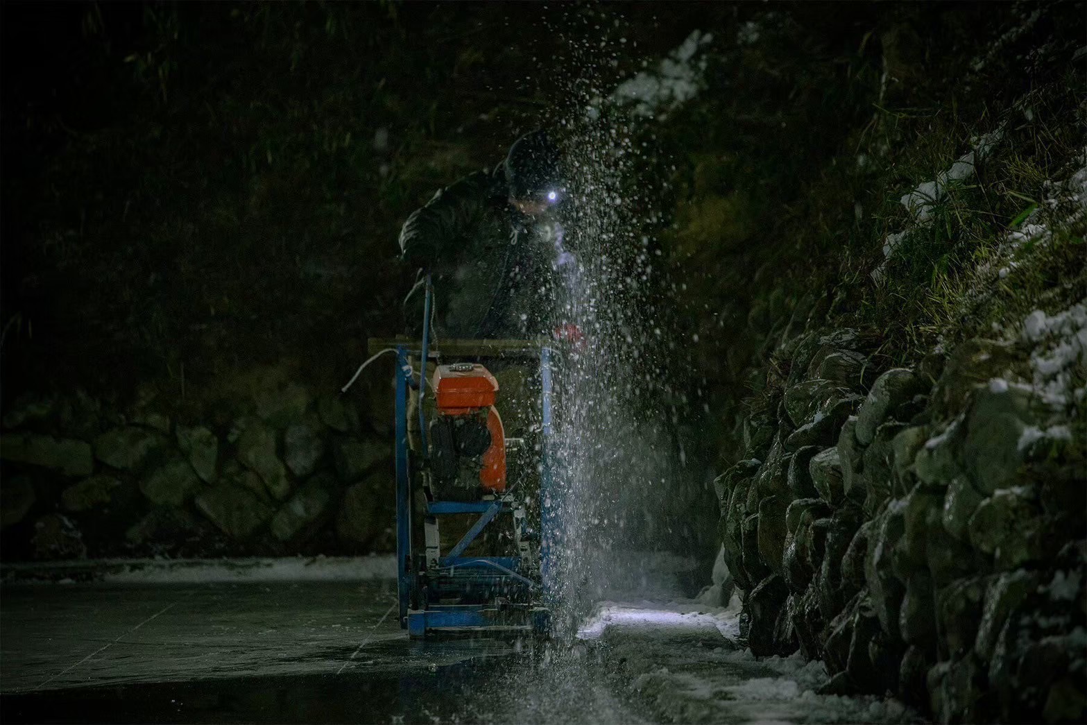 氷を切り出す様子